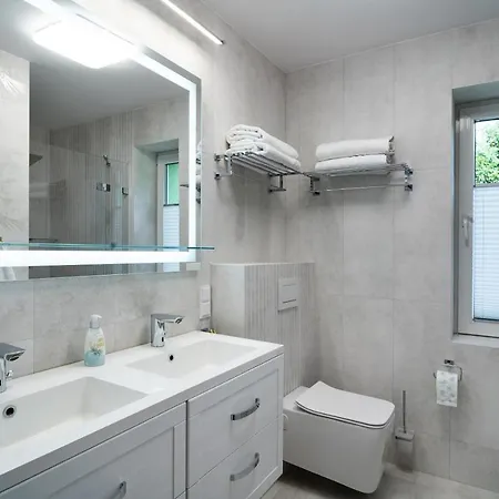Apartment Przyladek Brwinow